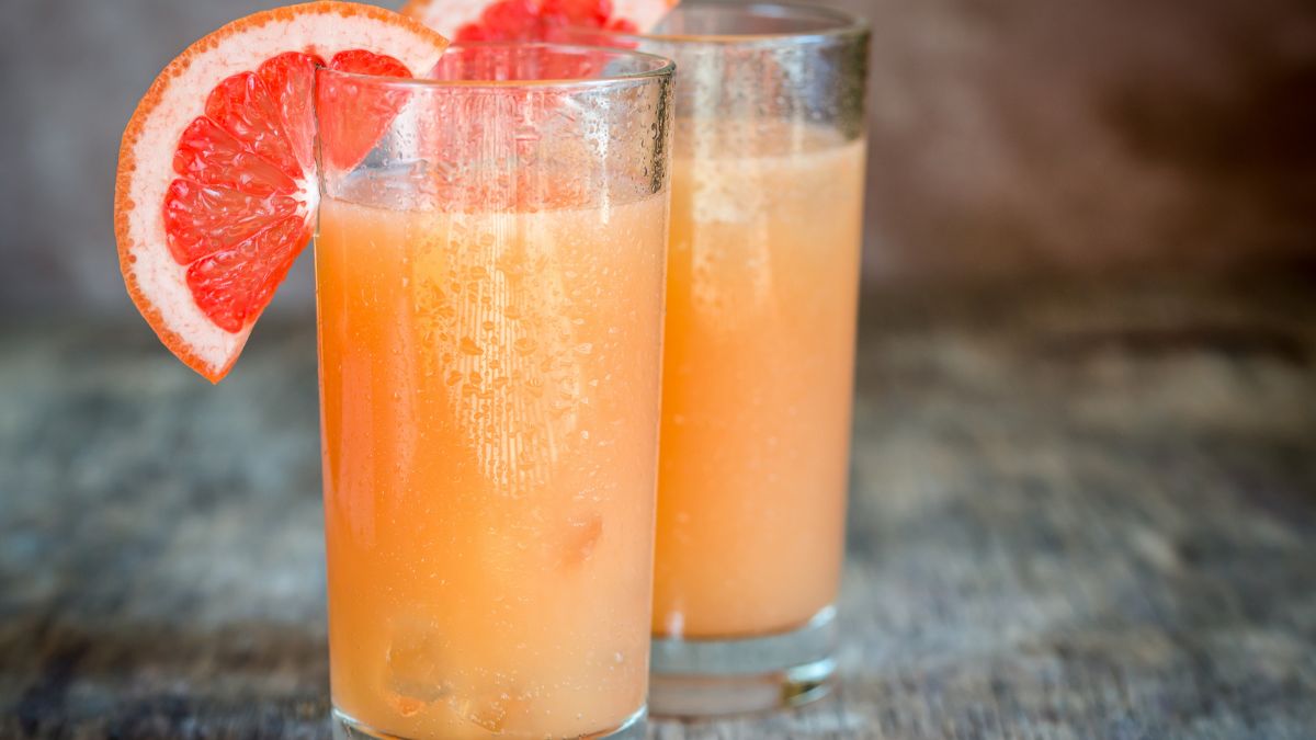 Két pohár grapefruitlé, friss grapefruit szeletekkel díszítve.