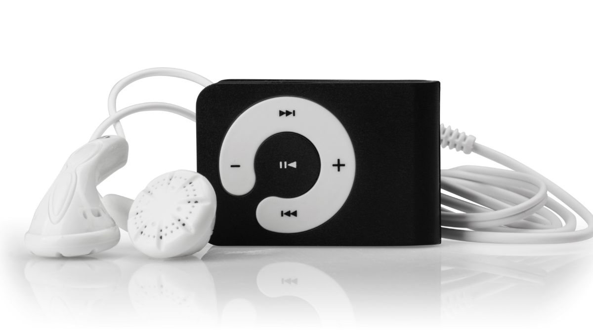 Egy MP3 transmitter fülhallgatóval, amely lehetővé teszi a zene vezeték nélküli lejátszását.