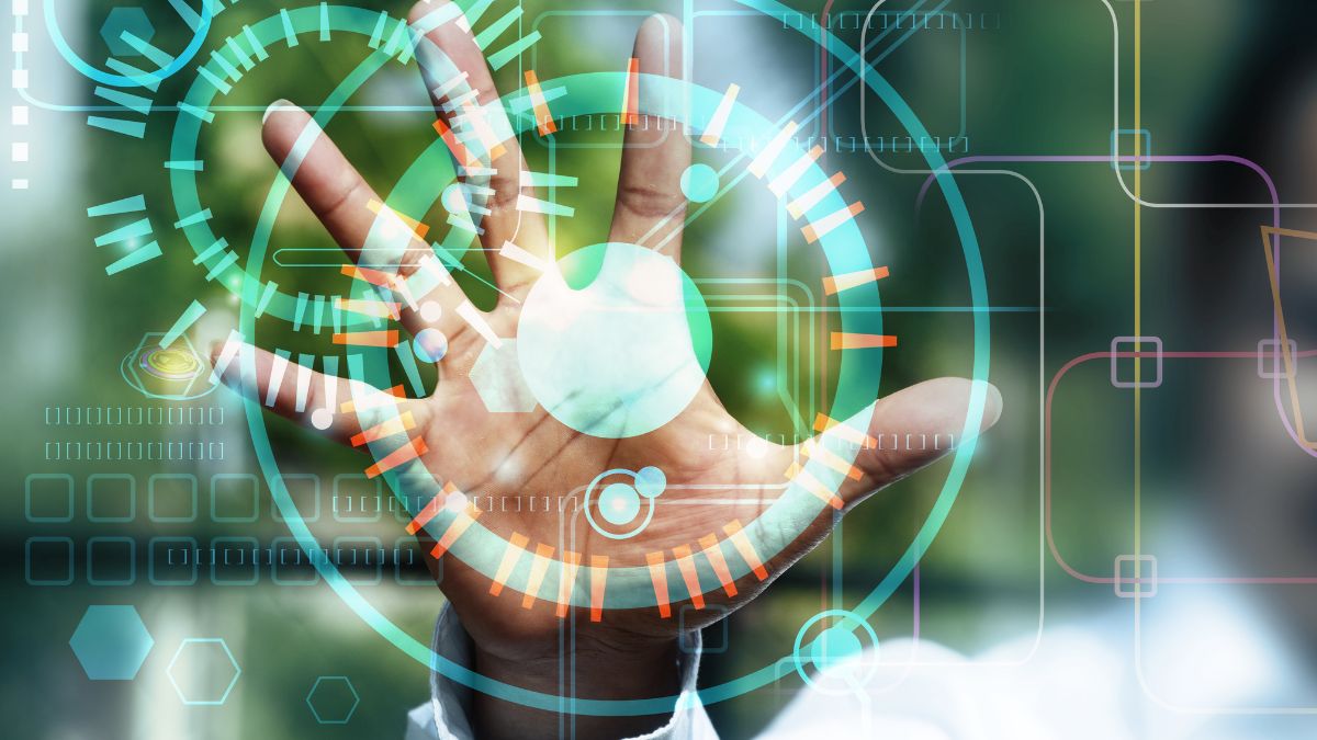 Egy kéz, amely digitális interfészt érint, technológiai innovációt szimbolizálva.