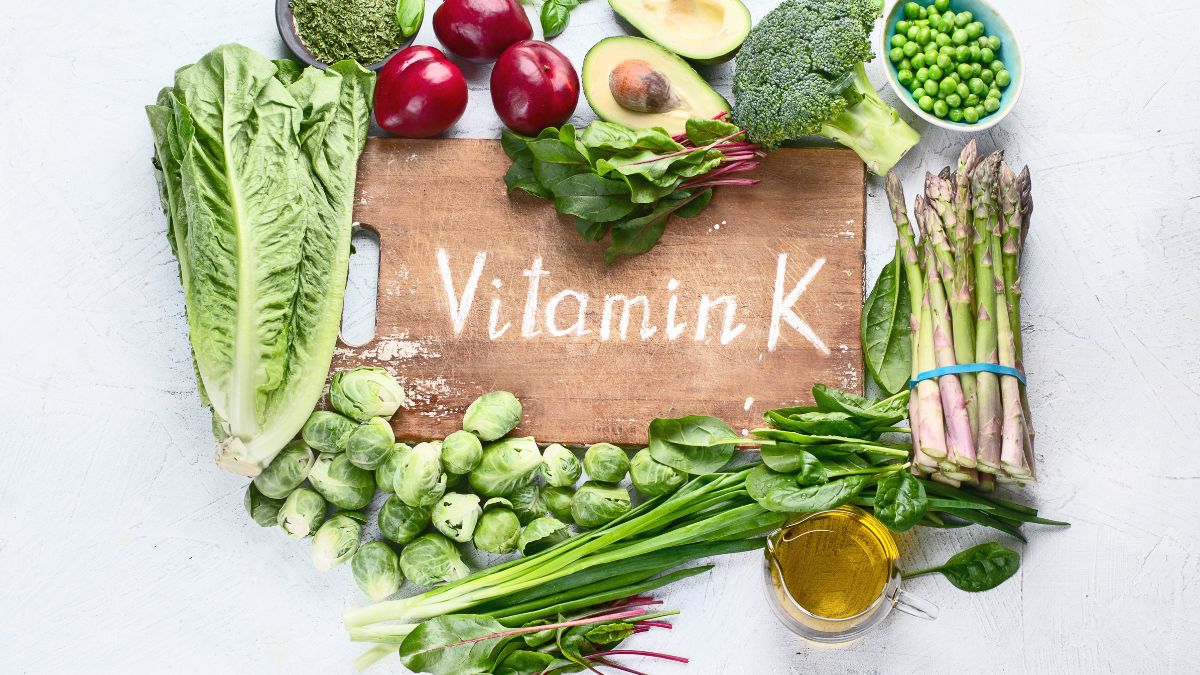 Friss zöldségek és gyümölcsök, köztük spenót, brokkoli és avokádó, K-vitaminnal.