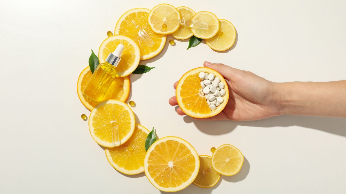 C-vitaminos citromszeletek és étrend-kiegészítők egy kézen.