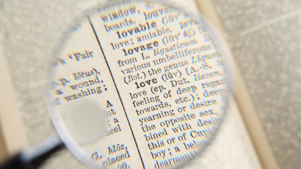 Egy magnóval kiemelt szócikk a 'love' szóról, részletes jelentéssel.