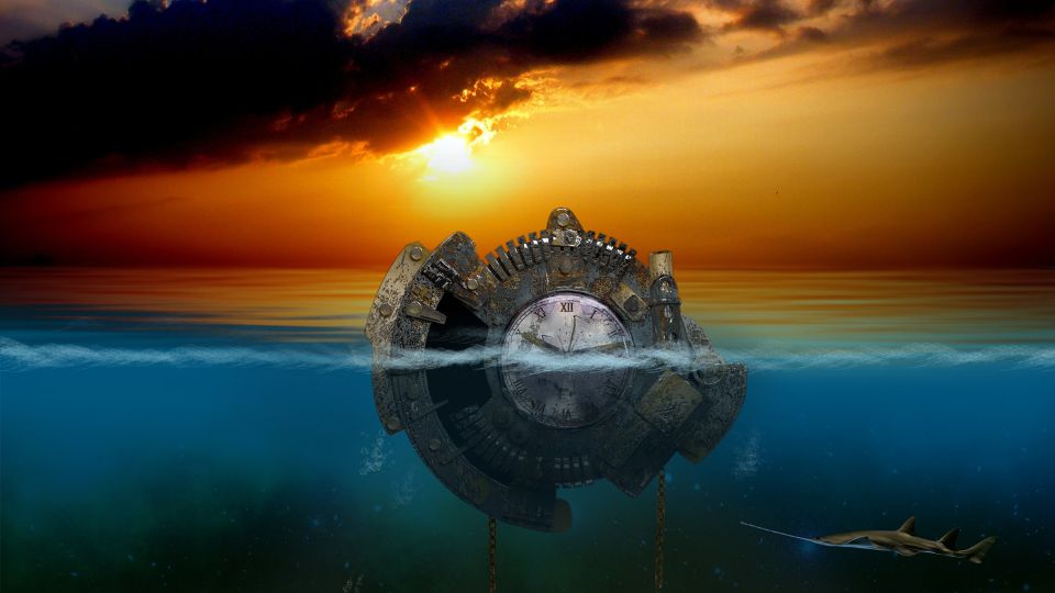 Egy óra a víz alatt, naplementével a háttérben, álomszerű hangulatban.