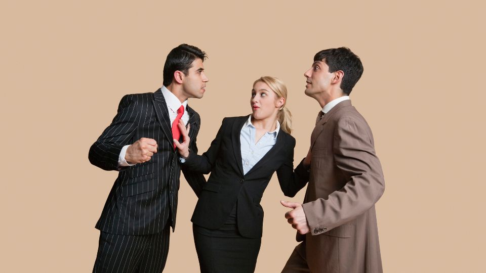 Két férfi vitatkozik, míg egy nő próbálja őket megnyugtatni.