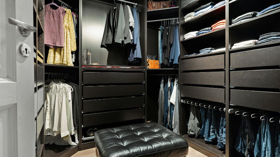 Rendezett kapszulagardrób, különböző ruhákkal és kiegészítőkkel.