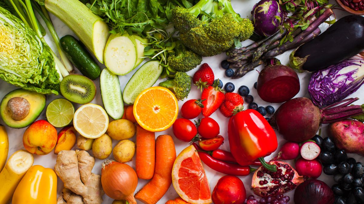 Friss zöldségek és gyümölcsök színes választéka, egészséges táplálkozásért.